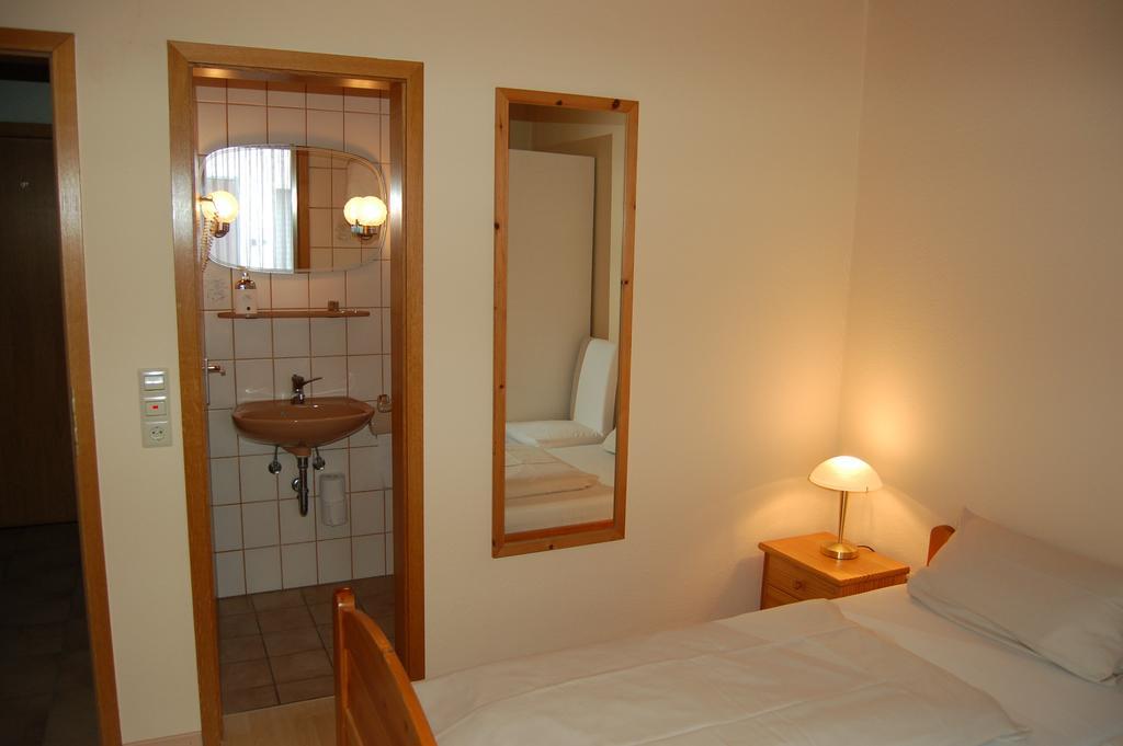 Hotel Adler Neulußheim Buitenkant foto